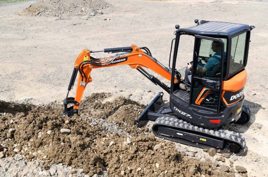Mini-pelle réalisant des travaux de terrassement sur un chantier