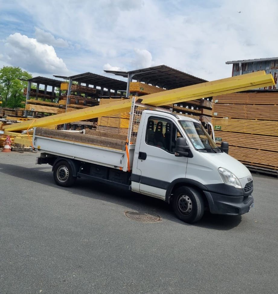 Camion plateau transportant des matériaux de construction